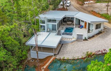 4 BEDROOM HOUSE WITH OCEAN AND JUNGLE VIEWS