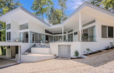 4 BEDROOM HOUSE WITH OCEAN AND JUNGLE VIEWS