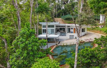 4 BEDROOM HOUSE WITH OCEAN AND JUNGLE VIEWS