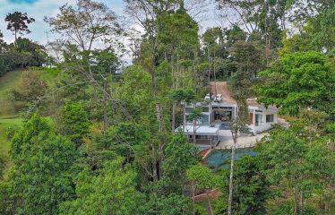 4 BEDROOM HOUSE WITH OCEAN AND JUNGLE VIEWS