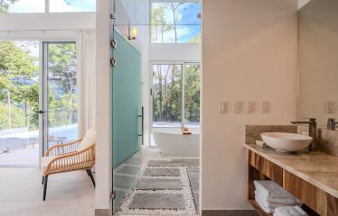 4 BEDROOM HOUSE WITH OCEAN AND JUNGLE VIEWS