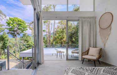 4 BEDROOM HOUSE WITH OCEAN AND JUNGLE VIEWS