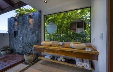 LUXURY 4 BEDROOMS OCEAN VIEW HOME IN BALLENA – 2.22 ACRES