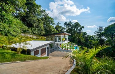 4 BEDROOM LUXURY HOME WITH BEAUTIFUL OCEAN AND MOUNTAIN VIEWS