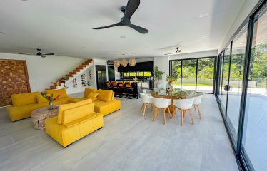 4 BEDROOM LUXURY HOME WITH BEAUTIFUL OCEAN AND MOUNTAIN VIEWS