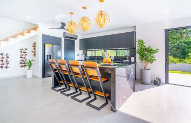 4 BEDROOM LUXURY HOME WITH BEAUTIFUL OCEAN AND MOUNTAIN VIEWS