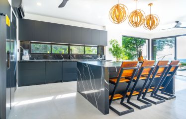 4 BEDROOM LUXURY HOME WITH BEAUTIFUL OCEAN AND MOUNTAIN VIEWS