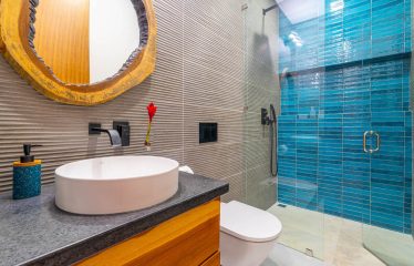 4 BEDROOM LUXURY HOME WITH BEAUTIFUL OCEAN AND MOUNTAIN VIEWS