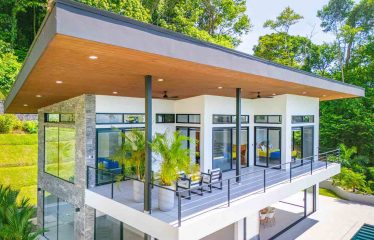 4 BEDROOM LUXURY HOME WITH BEAUTIFUL OCEAN AND MOUNTAIN VIEWS