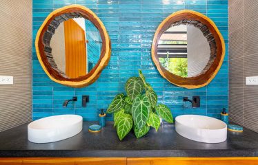 4 BEDROOM LUXURY HOME WITH BEAUTIFUL OCEAN AND MOUNTAIN VIEWS