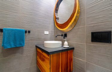 4 BEDROOM LUXURY HOME WITH BEAUTIFUL OCEAN AND MOUNTAIN VIEWS