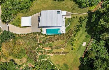 4 BEDROOM LUXURY HOME WITH BEAUTIFUL OCEAN AND MOUNTAIN VIEWS