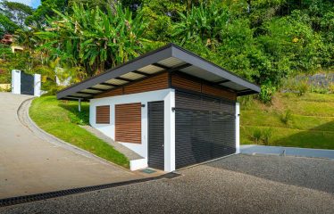 4 BEDROOM LUXURY HOME WITH BEAUTIFUL OCEAN AND MOUNTAIN VIEWS