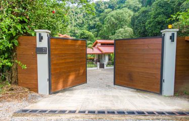 PROPERTY WITH 2 BEDROOM HOUSE AND A GUEST HOUSE, IN PLATANILLO – 3.35 ACRES