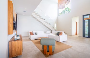 LUXURY PROPERTY WITH FIVE BEDROOM AND PANORAMIC VIEWS OF THE OCEAN, NEAR TO ESCALERAS – 1.36 ACRES