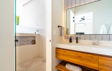 LUXURY PROPERTY WITH FIVE BEDROOM AND PANORAMIC VIEWS OF THE OCEAN, NEAR TO ESCALERAS – 1.36 ACRES