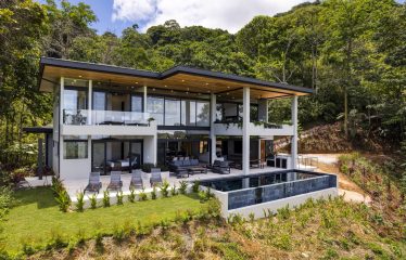LUXURY JUNGLE PROPERTY WITH FOUR BEDROOMS AND OCEAN VIEWS, IN DOMINICALITO – 1.25 ACRES
