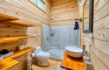 COMMERCIAL HOTEL PROPERTY WITH SIXTEEN BEDROOMS, IN LA TUMBAS TINAMASTES – 62 ACRES