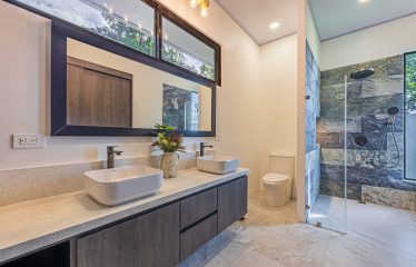 TWO FLOOR PROPERTY WITH VALLEY AND OCEAN VIEWS, IN UVITA – 0.75 ACRES