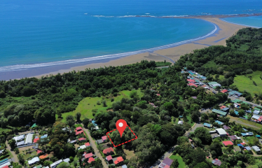 BUILDING PROPERTY A STEPS OF THE BEACH, IN BAHIA BALLENA – 0.37 ACRES