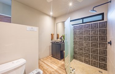 VILLA SOMBRA PROPERTY WITH FIVE BEDROOMS AND FOREST VIEWS, IN LA ALFOMBRA – 2.5 ACRES