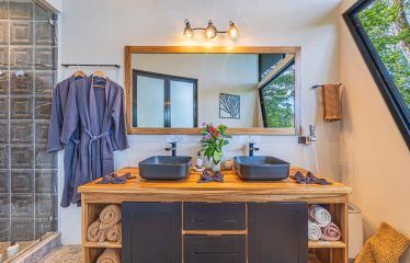 VILLA SOMBRA PROPERTY WITH FIVE BEDROOMS AND FOREST VIEWS, IN LA ALFOMBRA – 2.5 ACRES