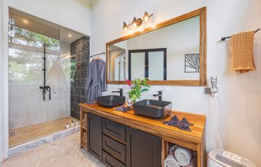 VILLA SOMBRA PROPERTY WITH FIVE BEDROOMS AND FOREST VIEWS, IN LA ALFOMBRA – 2.5 ACRES