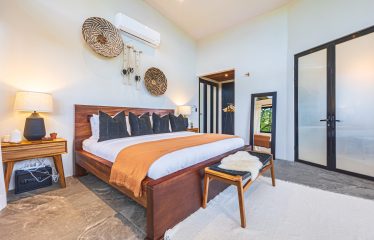 VILLA SOMBRA PROPERTY WITH FIVE BEDROOMS AND FOREST VIEWS, IN LA ALFOMBRA – 2.5 ACRES