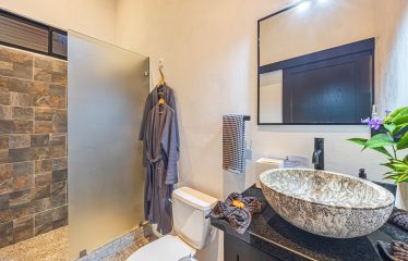 VILLA SOMBRA PROPERTY WITH FIVE BEDROOMS AND FOREST VIEWS, IN LA ALFOMBRA – 2.5 ACRES