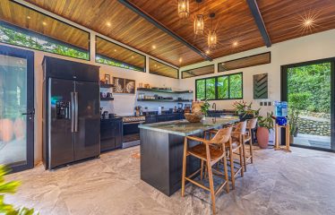 VILLA SOMBRA PROPERTY WITH FIVE BEDROOMS AND FOREST VIEWS, IN LA ALFOMBRA – 2.5 ACRES