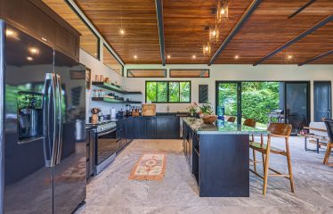 VILLA SOMBRA PROPERTY WITH FIVE BEDROOMS AND FOREST VIEWS, IN LA ALFOMBRA – 2.5 ACRES