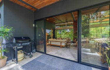 VILLA SOMBRA PROPERTY WITH FIVE BEDROOMS AND FOREST VIEWS, IN LA ALFOMBRA – 2.5 ACRES