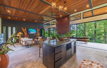 VILLA SOMBRA PROPERTY WITH FIVE BEDROOMS AND FOREST VIEWS, IN LA ALFOMBRA – 2.5 ACRES