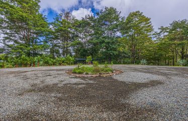 VILLA SOMBRA PROPERTY WITH FIVE BEDROOMS AND FOREST VIEWS, IN LA ALFOMBRA – 2.5 ACRES