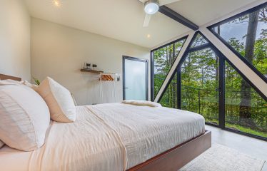 VILLA SOMBRA PROPERTY WITH FIVE BEDROOMS AND FOREST VIEWS, IN LA ALFOMBRA – 2.5 ACRES