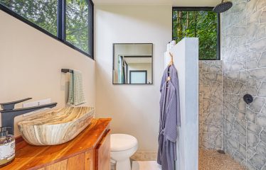 VILLA SOMBRA PROPERTY WITH FIVE BEDROOMS AND FOREST VIEWS, IN LA ALFOMBRA – 2.5 ACRES