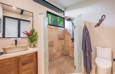 VILLA SOMBRA PROPERTY WITH FIVE BEDROOMS AND FOREST VIEWS, IN LA ALFOMBRA – 2.5 ACRES