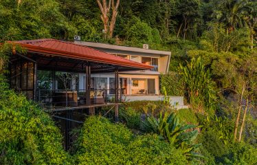 PROPERTY WITH THREE BEDROOM WITH BALCONY AND PANORAMIC VIEWS OF THE OCEAN AND SUNRISE, IN DOMINICAL AYACUCHO – 0.3 ACRES
