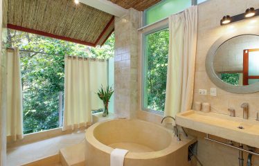 CASA FANTASTICA PROPERTY WITH TEN BEDROOMS AND OCEAN VIEWS, IN MANUEL ANTONIO – 1.3 ACRES