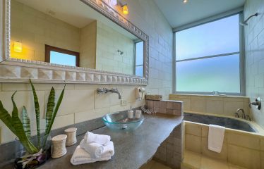 CASA FANTASTICA PROPERTY WITH TEN BEDROOMS AND OCEAN VIEWS, IN MANUEL ANTONIO – 1.3 ACRES