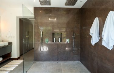 LUXURY PROPERTY WITH FOUR BEDROOM, AND PANORAMIC VIEWS OF THE OCEAN, IN PLAYA HERMOSA – 0.72 ACRES