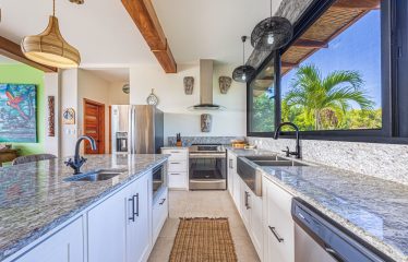 LUXURY PROPERTY WITH FOUR BEDROOM AND PANORAMICS VIEWS OF THE MOUNTAIN, IN QUEPOS – 1.5 ACRES