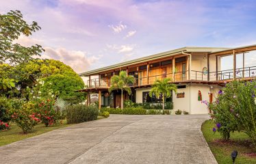 LUXURY PROPERTY WITH FOUR BEDROOM AND PANORAMICS VIEWS OF THE MOUNTAIN, IN QUEPOS – 1.5 ACRES