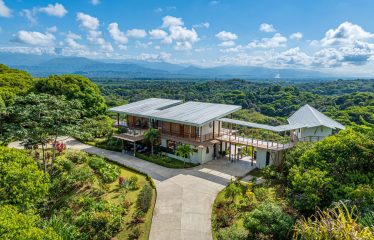 LUXURY PROPERTY WITH FOUR BEDROOM AND PANORAMICS VIEWS OF THE MOUNTAIN, IN QUEPOS – 1.5 ACRES