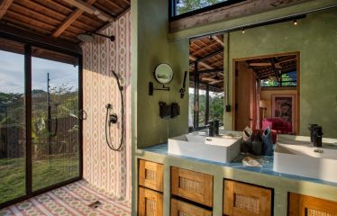 CASA JAVA PROPERTY WITH EIGHT BEDROOM WITH OCEAN VIEWS, IN MANUEL ANTONIO – 0.20 ACRES