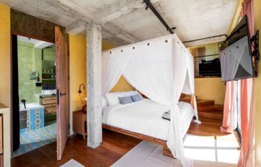 CASA JAVA PROPERTY WITH EIGHT BEDROOM WITH OCEAN VIEWS, IN MANUEL ANTONIO – 0.20 ACRES