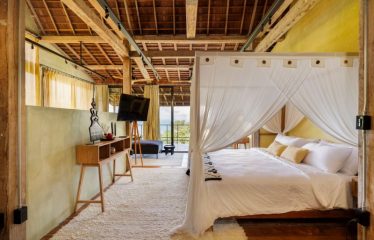 CASA JAVA PROPERTY WITH EIGHT BEDROOM WITH OCEAN VIEWS, IN MANUEL ANTONIO – 0.20 ACRES