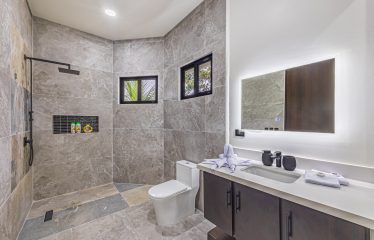 LUXURY PROPERTY WITH SIX BEDROOMS, NEAR TO THE TOWN – 1.23 ACRES