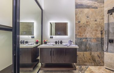 LUXURY PROPERTY WITH SIX BEDROOMS, NEAR TO THE TOWN – 1.23 ACRES