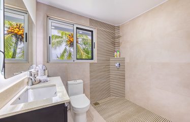 LUXURY PROPERTY WITH SIX BEDROOMS, NEAR TO THE TOWN – 1.23 ACRES